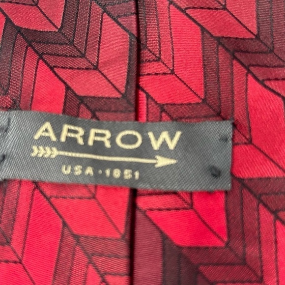 Arrow Men's 100% Silk Neck Tie Red And Black Geometric Tie, 3.75 x 58 - Picture 6 of 6